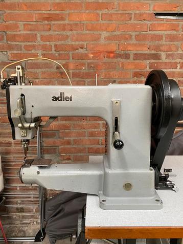 INDUSTRIE NAAIMACHINE VRIJE ARM ZWAARDRAAD TUIGLEERSTIKKER beschikbaar voor biedingen