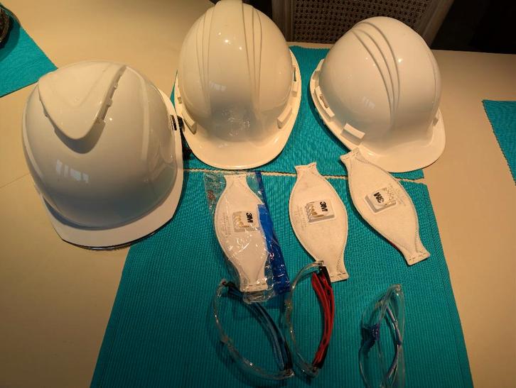 3 witte veiligheidshelmen waarvan 1 met gezichts...., Bricolage & Construction, Casques de sécurité, Comme neuf, Enlèvement