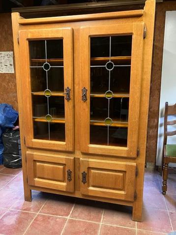 eiken vitrinekast beschikbaar voor biedingen