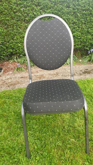 10 comfortabele, stapelbare stoelen beschikbaar voor biedingen