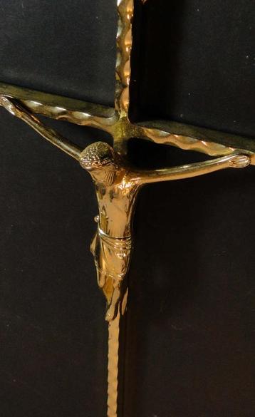 kruis en crucifix in verguld brons