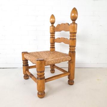 Vintage stoeltje beschikbaar voor biedingen