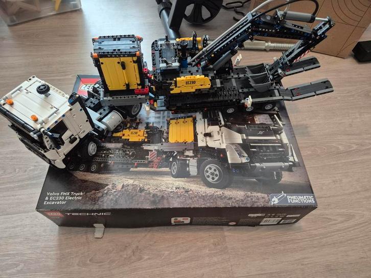 Verkoop Lego Volvo truck + kraan, Hobby en Vrije tijd, Knutselen, Gebruikt, Materiaal, Ophalen