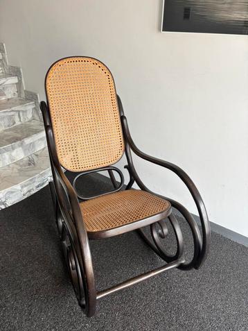 Vintage rotan schommelstoel Thonet beschikbaar voor biedingen
