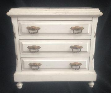 Zeldzaam antiek miniatuur commodekastje beschikbaar voor biedingen