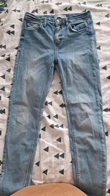 Jean taille haute standard Stradivarius taille 38, Comme neuf, Enlèvement, W30 - W32 (confection 38/40), Bleu