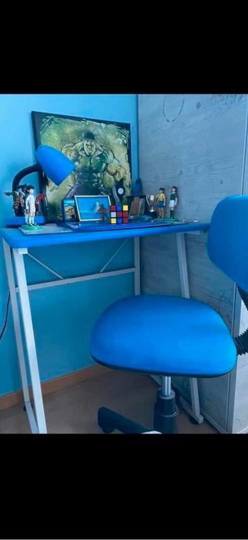 Kinderbureau met stoel en lamp  beschikbaar voor biedingen