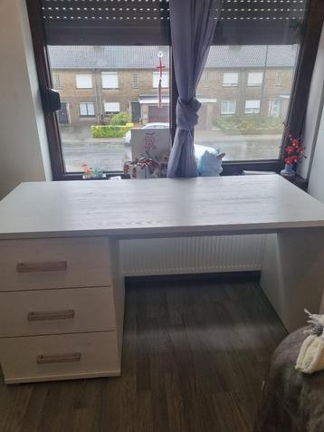 Bureau  beschikbaar voor biedingen