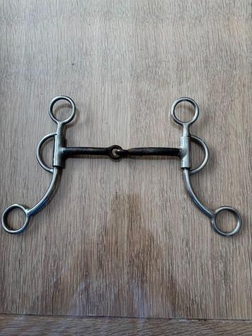 Enkel gebroken bit met korte shanks beschikbaar voor biedingen