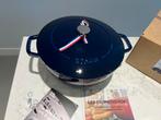 Nieuwe Staub 26 cm Marmite/braadpan, Bleu Intense, Gietijzer, Nieuw, Ophalen of Verzenden, Keramische plaat