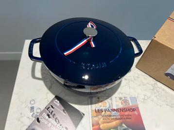 Nieuwe Staub 26 cm Marmite/braadpan, Bleu Intense beschikbaar voor biedingen