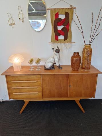 Vintage kast / dressoir jaren 50/60 op schuine poot beschikbaar voor biedingen