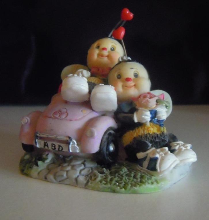 Bijtjes in autootje, Collections, Statues & Figurines, Neuf, Enlèvement ou Envoi