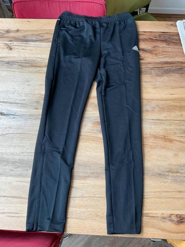 Adidas : zwart trainingsbroek sportbroek mt 176 (15-16jr), Kinderen en Baby's, Kinderkleding | Maat 176, Zo goed als nieuw, Jongen