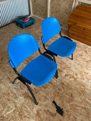 2 chaises bleues 