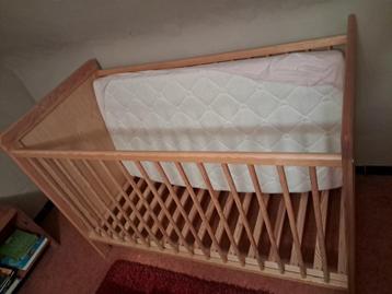 Nieuw babybed met bijhorende nieuwe matras beschikbaar voor biedingen