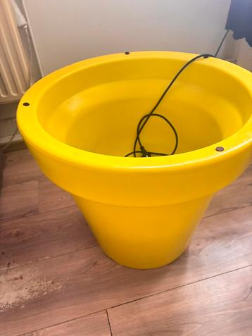 Bloempot met verlichting beschikbaar voor biedingen