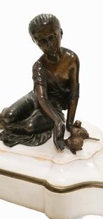 Dame en bronze avec oiseau sur socle en marbre., Enlèvement ou Envoi, Bronze