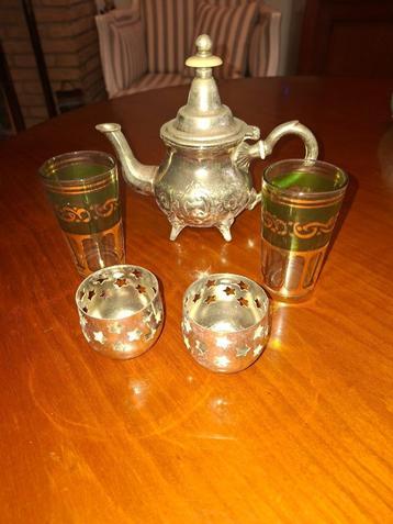 Oosterse theepot met glaasjes en houders beschikbaar voor biedingen