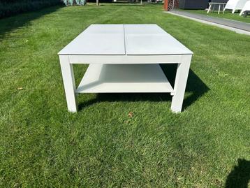 Lage tuintafel beschikbaar voor biedingen