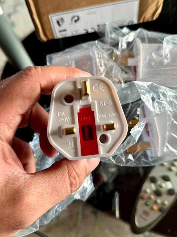 4x Reisstekker Type G - Nieuw, Doe-het-zelf en Bouw, Elektriciteit en Kabels, Stopcontact, Ophalen of Verzenden