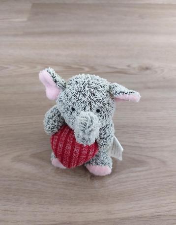 Knuffel Olifant met hartje beschikbaar voor biedingen