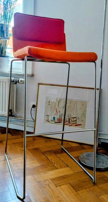 Tabouret en tissu orange Gipsen disponible aux enchères