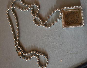 joli medaillon carre avec chaine (medaillon 3cm sur3cm) beschikbaar voor biedingen