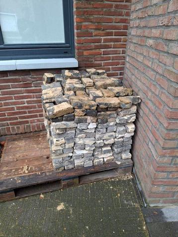 Oude zwarte handvormbaksteen +- 400stuks beschikbaar voor biedingen