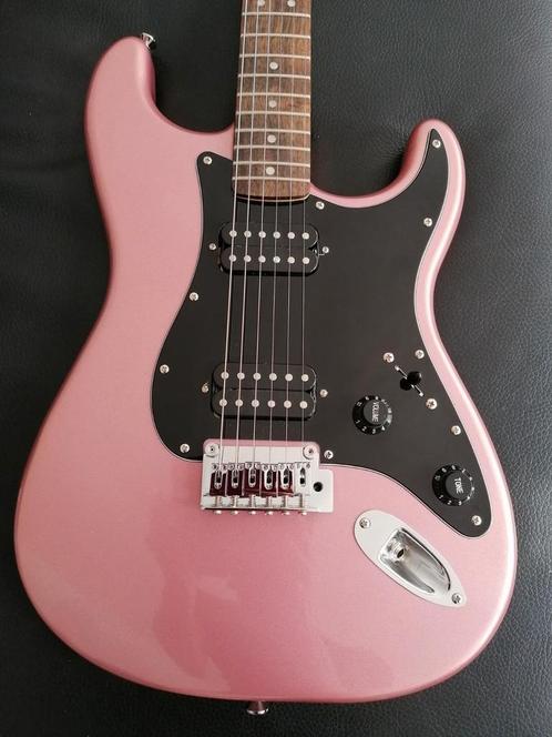 Squier by Fender Stratocaster affinity hh burgundy, Musique & Instruments, Instruments à corde | Guitares | Électriques, Comme neuf