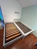 Wit houten bed met op bedlade op poten. (krea), Huis en Inrichting, Ophalen, Wit