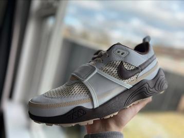 Travis Scott Zoom Field Jaxx Light Chocolate 45 beschikbaar voor biedingen