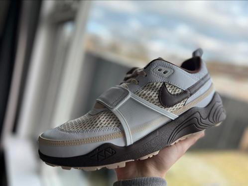 Travis Scott Zoom Field Jaxx Light Chocolate 45, Kleding | Heren, Schoenen, Nieuw, Sneakers, Bruin, Ophalen