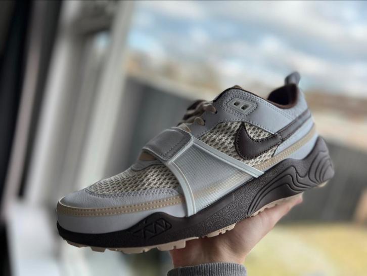 Travis Scott Zoom Field Jaxx Light Chocolate 45, Kleding | Heren, Schoenen, Nieuw, Sneakers, Bruin, Ophalen