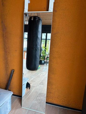 Handige spiegel voor deur of muur – in goede staat beschikbaar voor biedingen