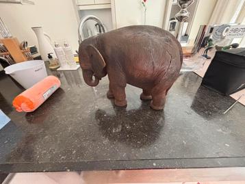 Olifant uit boom gesneden … beschikbaar voor biedingen