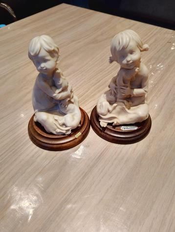 2 kinderen met hun hondje beschikbaar voor biedingen