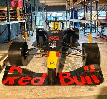 Formule 1 Raceauto L 5.30 x B 2.20m. Ware grootte in hout. beschikbaar voor biedingen