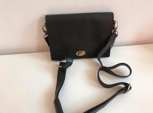 Nieuwe lederen handtas/clutch Saccoo, Handtassen en Accessoires, Tassen | Damestassen, Nieuw, Avondtasje, Zwart, Ophalen of Verzenden