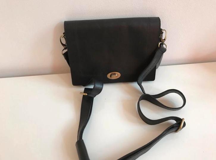 Nieuwe lederen handtas/clutch Saccoo, Handtassen en Accessoires, Tassen | Damestassen, Nieuw, Avondtasje, Zwart, Ophalen of Verzenden