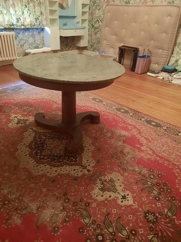 Tafel met marmeren blad beschikbaar voor biedingen