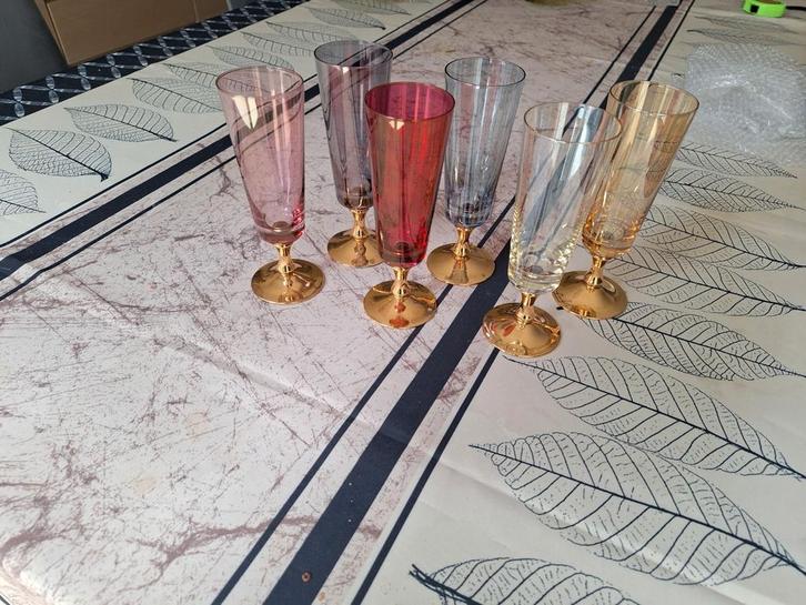 6 gekleurde fluteglazen, Antiek en Kunst, Curiosa en Brocante, Ophalen of Verzenden