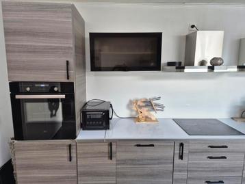  Modern uitgeruste keuken grijs hout + huishoudelijke appa beschikbaar voor biedingen