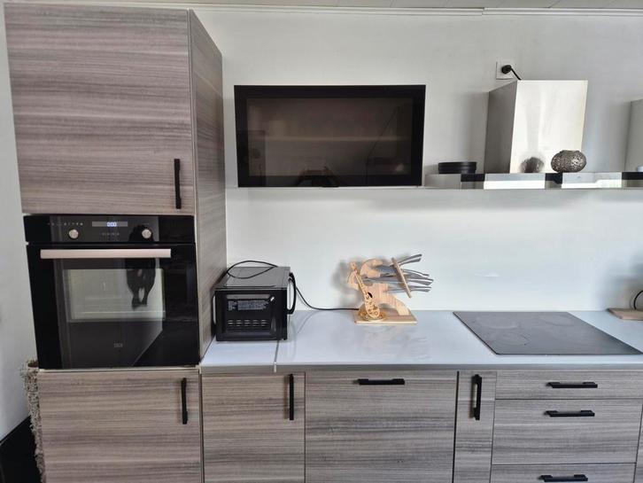 Modern uitgeruste keuken grijs hout + huishoudelijke appa, Huis en Inrichting, Keuken | Complete keukens, Gebruikt, Grijs, Hout