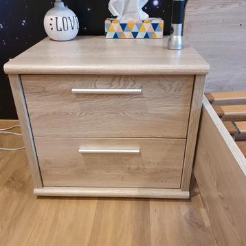 Stevige houten nachttafel  beschikbaar voor biedingen