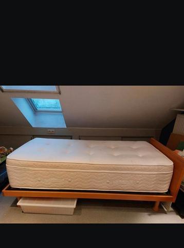 NIEUW Matras met toplaag in memory foam. 90x200cm en 38cm di beschikbaar voor biedingen