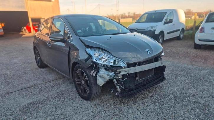 Peugeot 208 1.4 HDI crashte 125.000 km, Auto's, Peugeot, Bedrijf, Ophalen