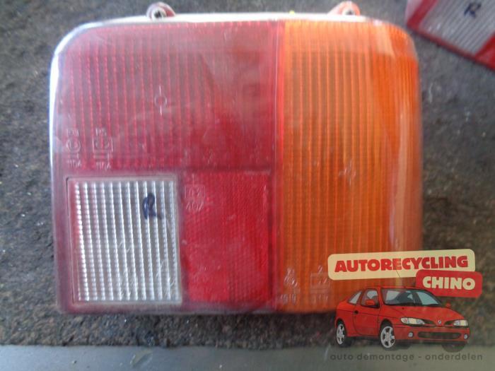 Feu arrière droit d'un Peugeot 205, Autos : Pièces & Accessoires, Éclairage, Peugeot, Utilisé, 3 mois de garantie, Enlèvement ou Envoi