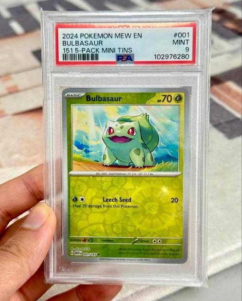 2024 POKEMON MEW EN BULBASAUR 151 Mini Tins PSA-9 001/165, Hobby en Vrije tijd, Verzamelkaartspellen | Pokémon, Zo goed als nieuw