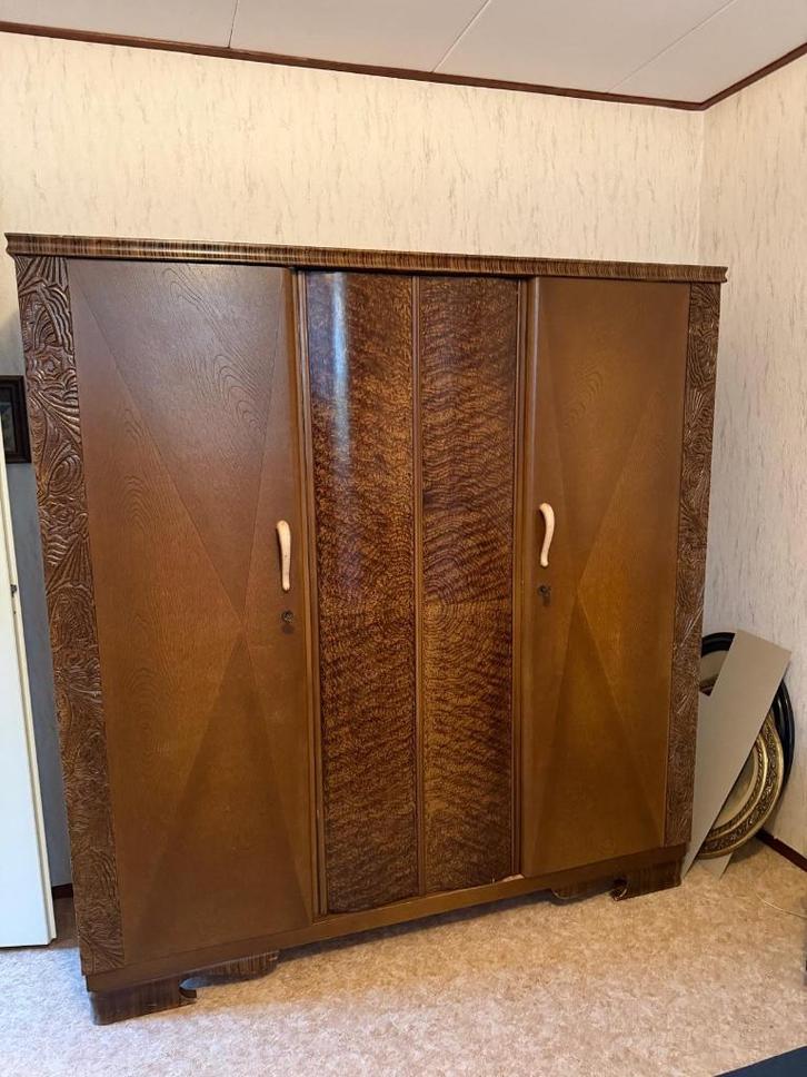 Vintage driedeurs kledingkast – houtfineer, Huis en Inrichting, Kasten | Kleerkasten, Ophalen